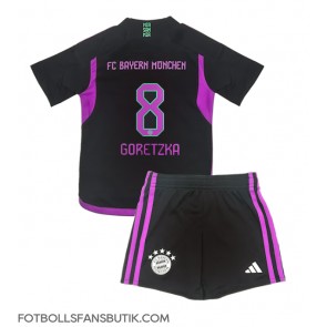 Bayern Munich Leon Goretzka #8 Replika Bortatröja Barn 2023-24 Kortärmad (+ Korta byxor)